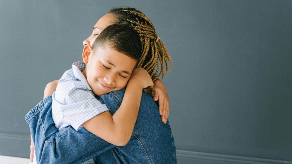 meta emoción - Una madre abrazada a su hijo