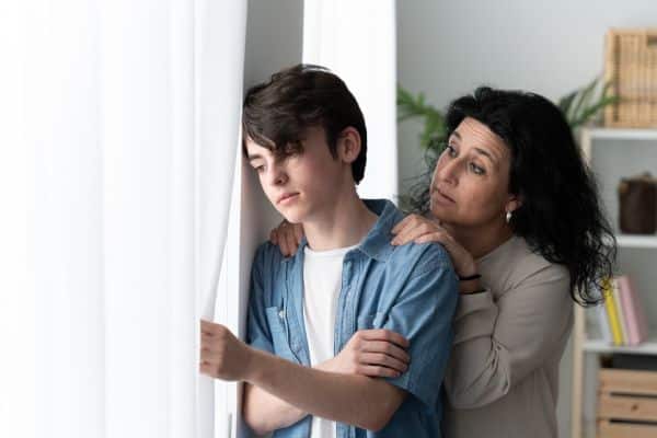 validación de emociones en los niños y adolescentes. Madre con hijo adolescente.